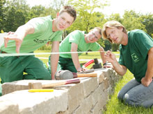 Natursteinmauer setzen